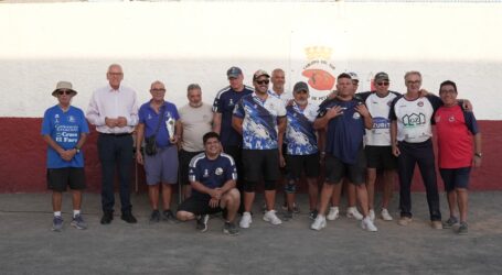 Reconocimiento a los Presidentes Históricos del Club Tablero Petanca del Sur en un Torneo de Petanca Exitoso