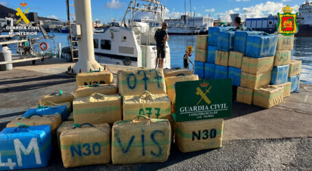 La Guardia Civil interviene 4.500 kilogramos de hachís en dos embarcaciones neumáticas cerca de las costas de Gran Canaria