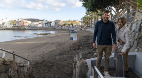 Mogán comienza a reactivar los lavapiés de las playas con agua salada