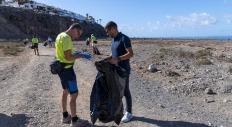 El Ayuntamiento y el Club Noruego colaboran en la limpieza de la costa