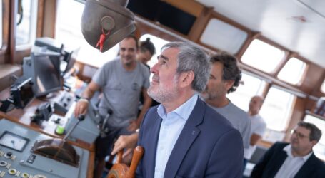 Clavijo destaca en la visita al ‘Open Arms’ que “no se puede responder a la migración desde los despachos”