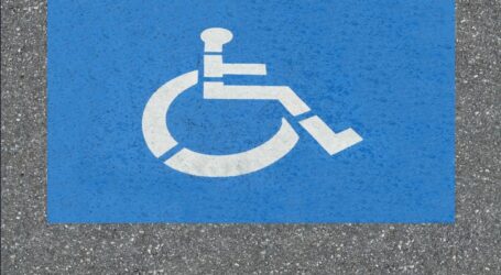 Canarias unifica y moderniza la tarjeta de aparcamiento para personas con movilidad reducida