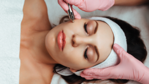 Profesional de estética en Gran Canaria usando guantes nitrilo rosas de DMP para tratamiento facial