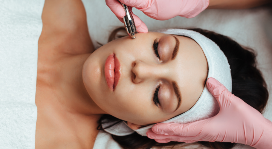 Profesional de estética en Gran Canaria usando guantes nitrilo rosas de DMP para tratamiento facial