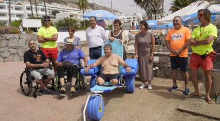 Nueva silla adaptada en la playa de Puerto Rico para turismo inclusivo