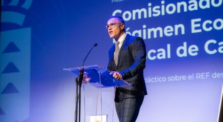 El comisionado del REF se reúne en la ULL con estudiantes para debatir sobre empleo, vivienda e innovación en Canarias