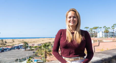 San Bartolomé de Tirajana aprueba la actualización de tarifas de hamacas y sombrillas tras 25 años