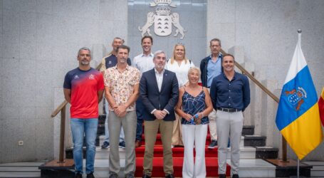 Clavijo reconoce a los nadadores canarios máster por sus 19 medallas en el Mundial de Singapur