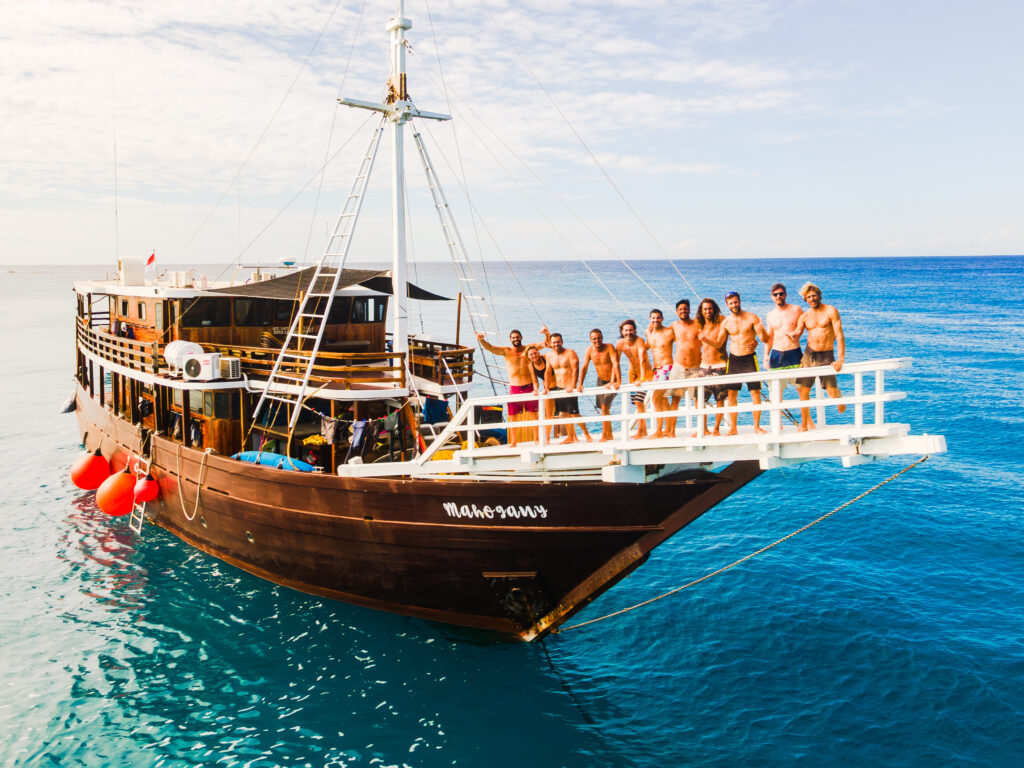 Surfistas de 5 Continentes entrenan con el método de José María Cabrera en su Escuela de Surf en Lanzarote