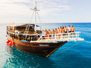 Surfistas de 5 Continentes entrenan con el método de José María Cabrera en su Escuela de Surf en Lanzarote