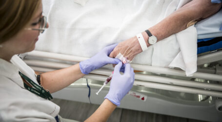 Un estudio revela que los mayores con menos estudios en Canarias tienen más riesgo de dependencia y enfermedades