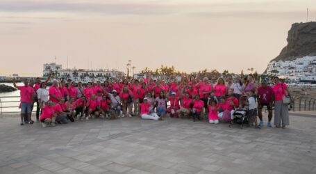 Mogán se viste de rosa en una caminata solidaria contra el cáncer de mama
