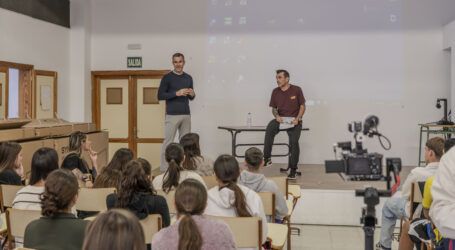 El corredor moganero Javi Blanco comparte su historia de superación con estudiantes de Mogán