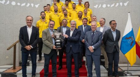 El CV Guaguas celebra con Clavijo su cuarta Superliga consecutiva y consolida su dominio en el voleibol español