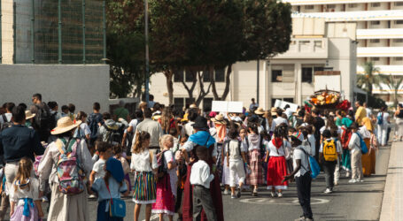 La tradición canaria toma las calles de San Fernando con más de 600 escolares en su primera romería ofrenda