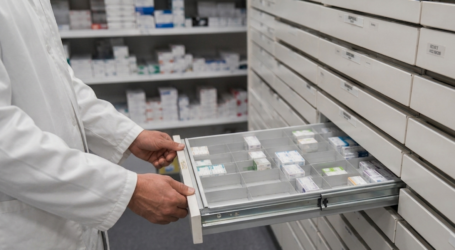 La falta de medicamentos persiste en las farmacias canarias durante el verano