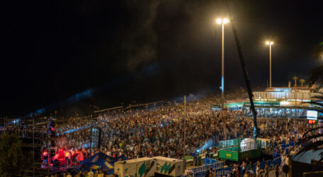 Más de 7.000 personas llenan Playa del Inglés en una Noche de San Juan marcada por música, fuego y tradición