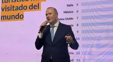 Hidalgo defiende un turismo urbano que mejore los salarios en Canarias